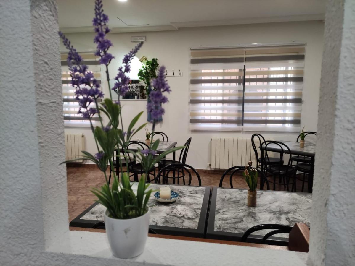 Hostal Restaurante El Abad Abadia Exterior photo